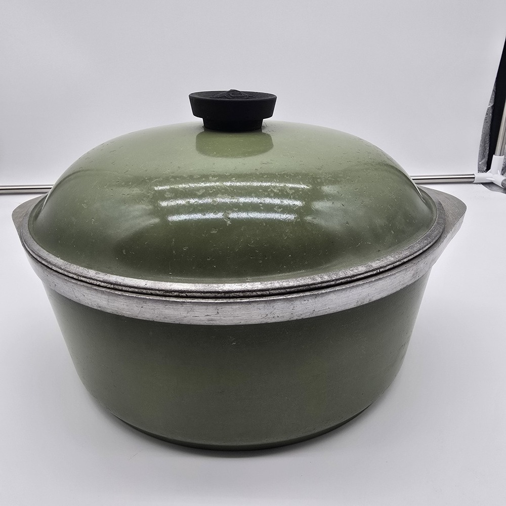Club Aluminum Olive Green Covered Casserole Pot with lid